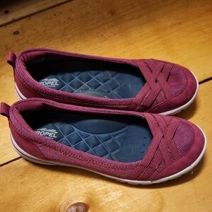 Bass Women's Fuchsia Slip-On Flats